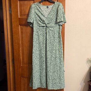Elegant Green Floral Dress never worn size 1XL